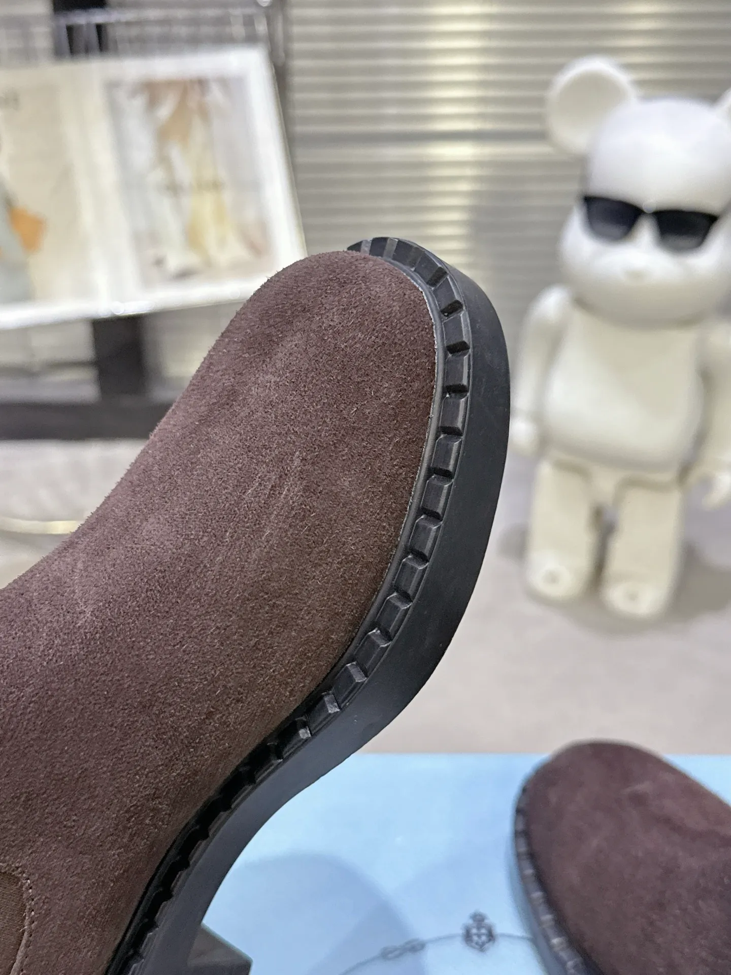 👟👟Ex-factory price 600👟👟 Prada thick-soled retro Martin boots. Elastic elastic, classic thick soles, with triangular buckle. Simple, elegant, fashionable and versatile. Fabric cowhide, open edge beaded cowhide. The lining is made of soft and delicate sheepskin, and the foot feels comfortable. The rubber mold is non-slip and lightweight. Original package sole. Standard size: 35-40. Order 41